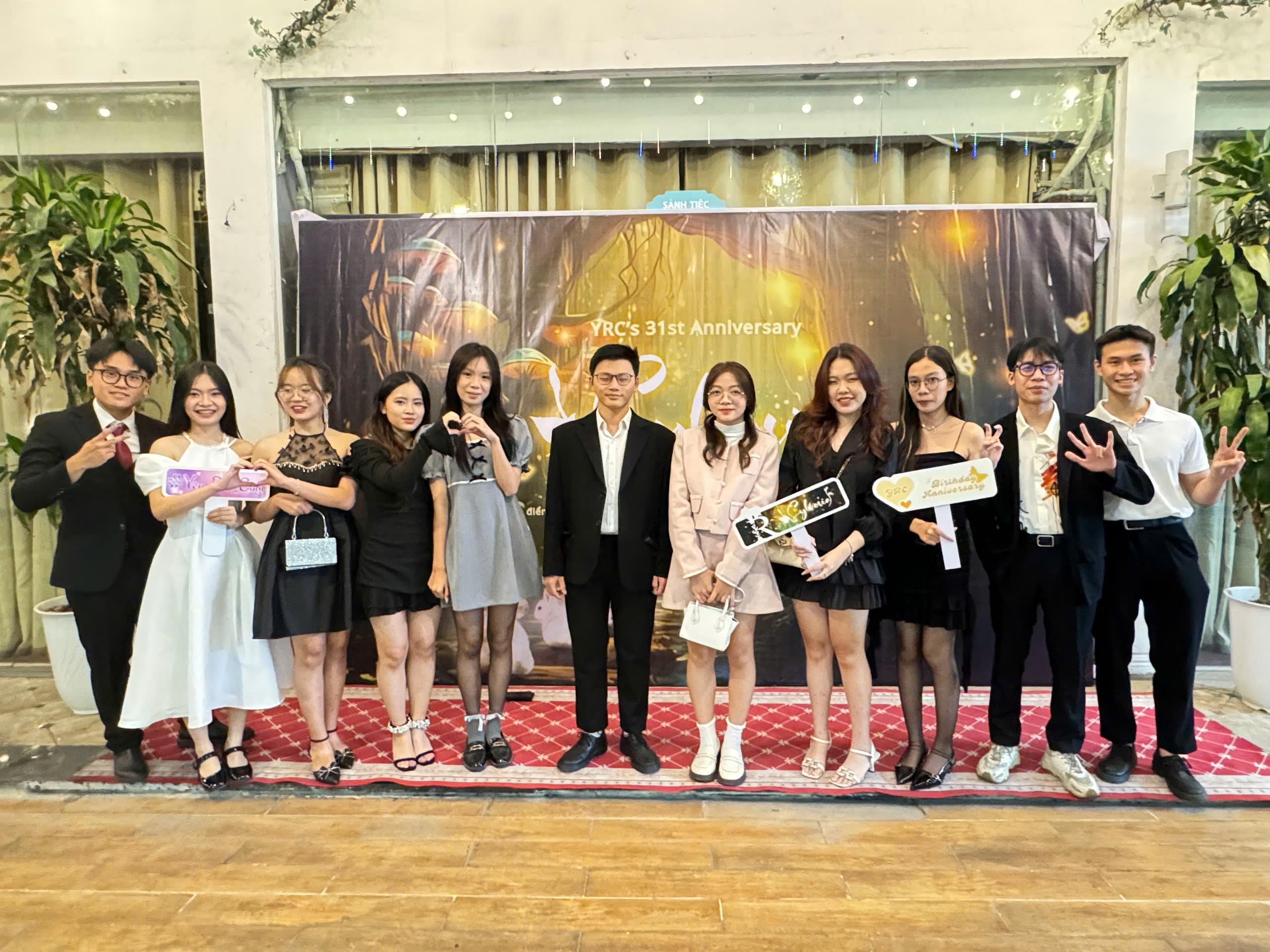 Làm việc nhóm và thảo luận dự án